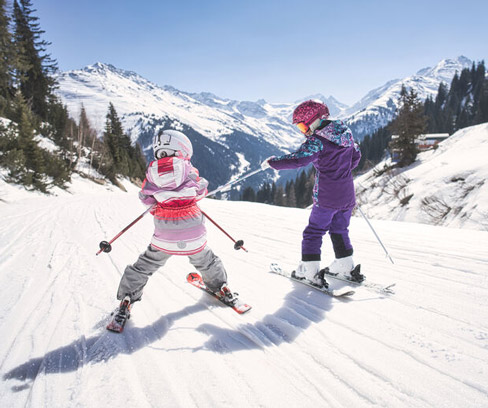 Kinder beim Skifahren